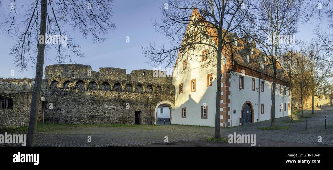 marstall e le mura della città con il vecchio castello a Steinheim, Germania Foto Stock