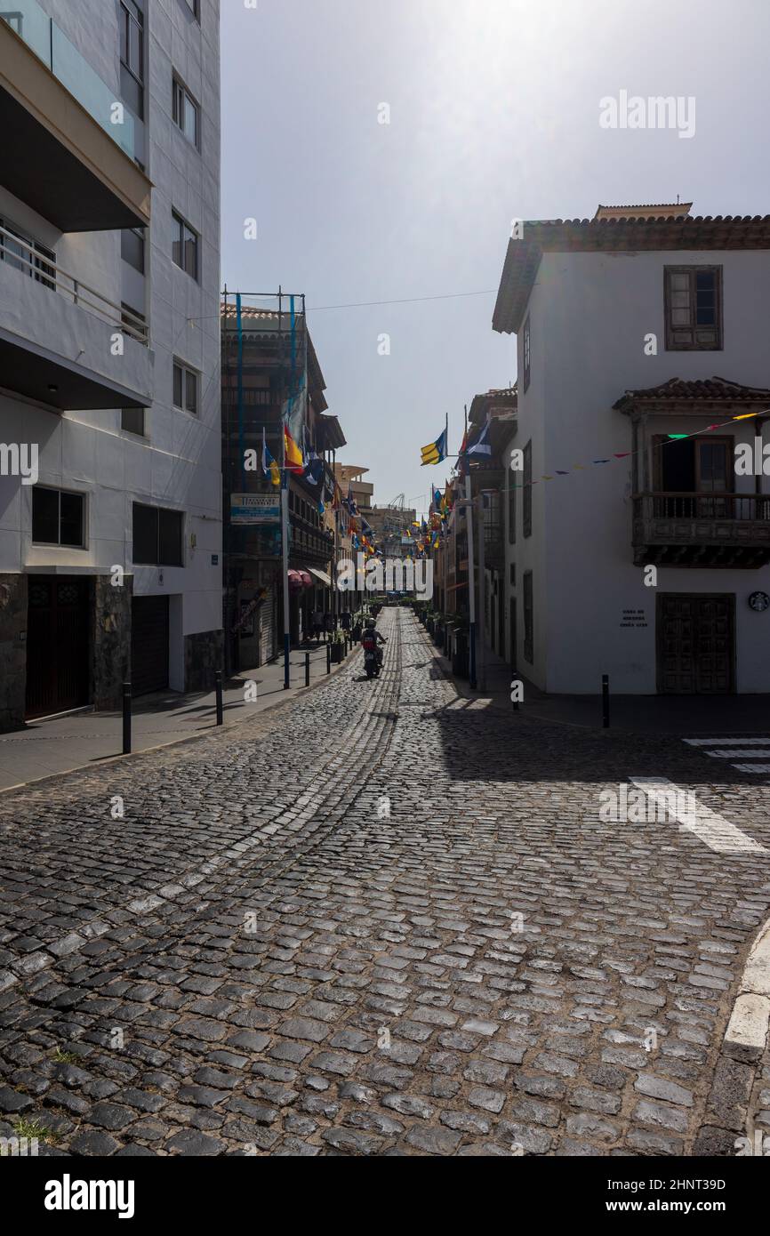 PUERTO DE LA CRUZ, TENERIFE, SPAGNA - 14 LUGLIO 2021: Strade non affollate di una popolare città turistica sull'isola a seguito della pandemia COVID-19. Crisi dell'industria del turismo. Foto Stock