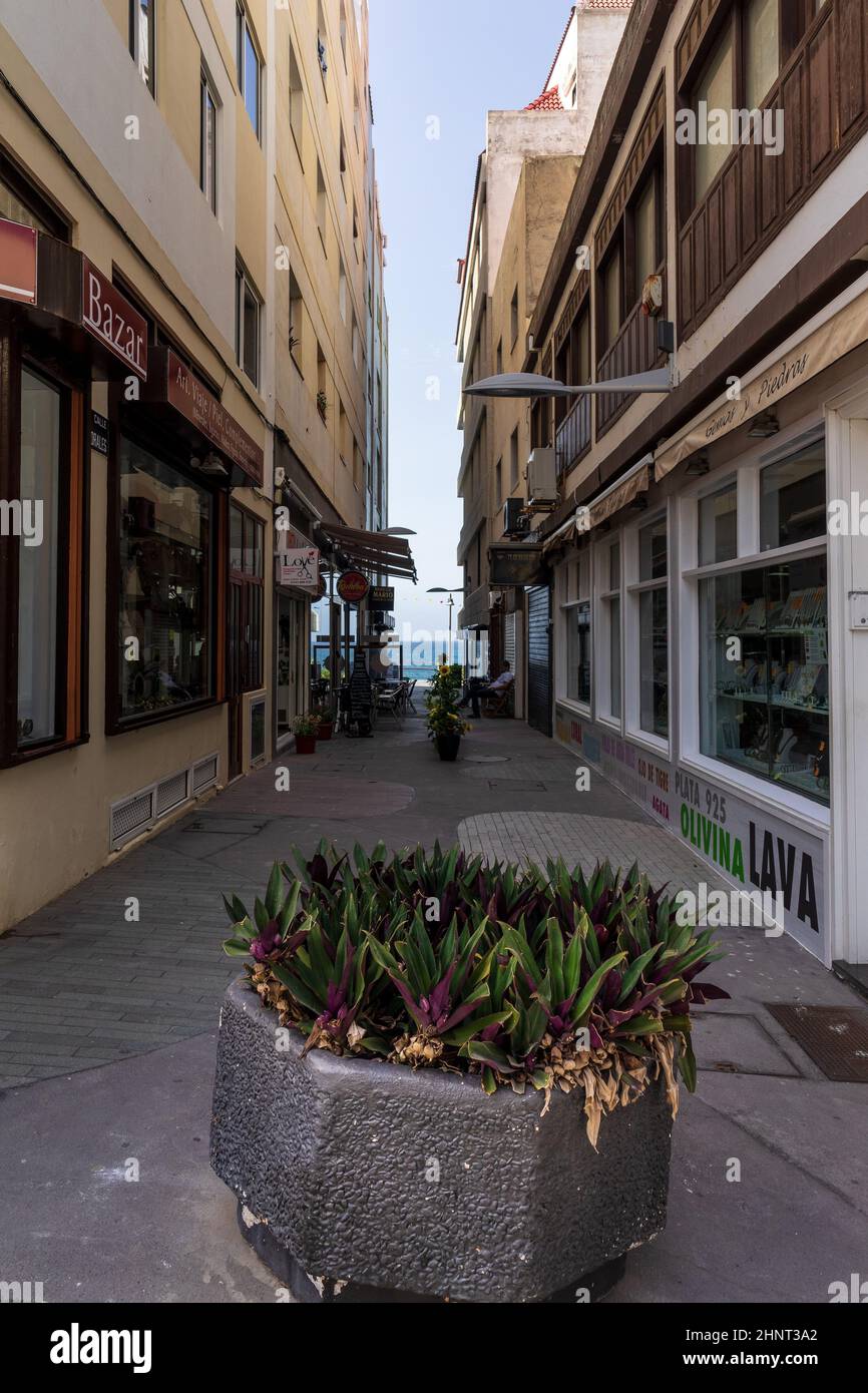 PUERTO DE LA CRUZ, TENERIFE, SPAGNA - 14 LUGLIO 2021: Strade non affollate di una popolare città turistica sull'isola a seguito della pandemia COVID-19. Crisi dell'industria del turismo. Foto Stock