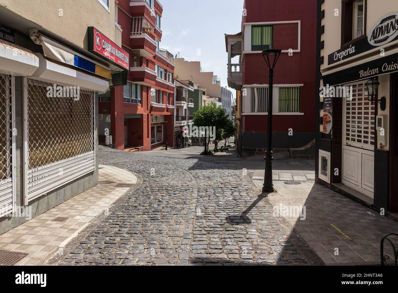 PUERTO DE LA CRUZ, TENERIFE, SPAGNA - 14 LUGLIO 2021: Strade non affollate di una popolare città turistica sull'isola a seguito della pandemia COVID-19. Crisi dell'industria del turismo. Foto Stock