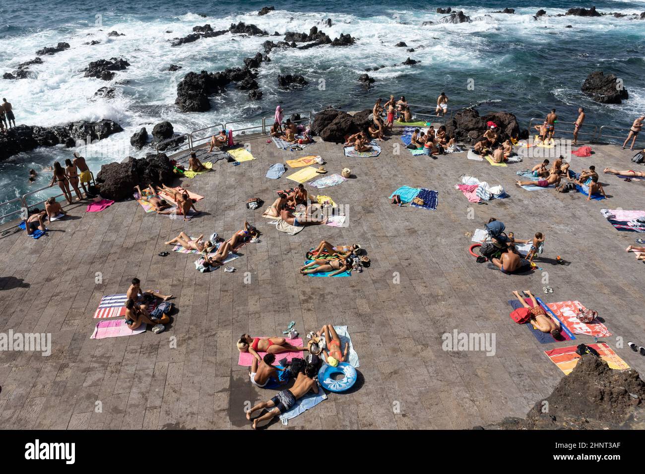 PUERTO DE LA CRUZ, TENERIFE, SPAGNA - 14 LUGLIO 2021: Passeggiata della città e spiaggia con vacanzieri. Foto Stock