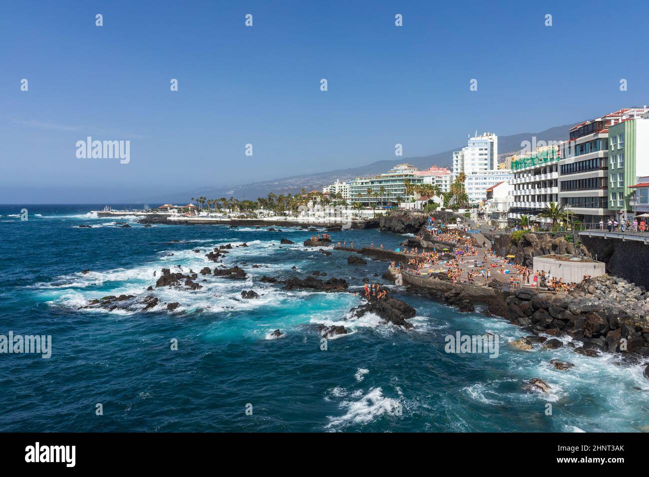 PUERTO DE LA CRUZ, TENERIFE, SPAGNA - 14 LUGLIO 2021: Passeggiata della città e spiaggia con vacanzieri. Foto Stock