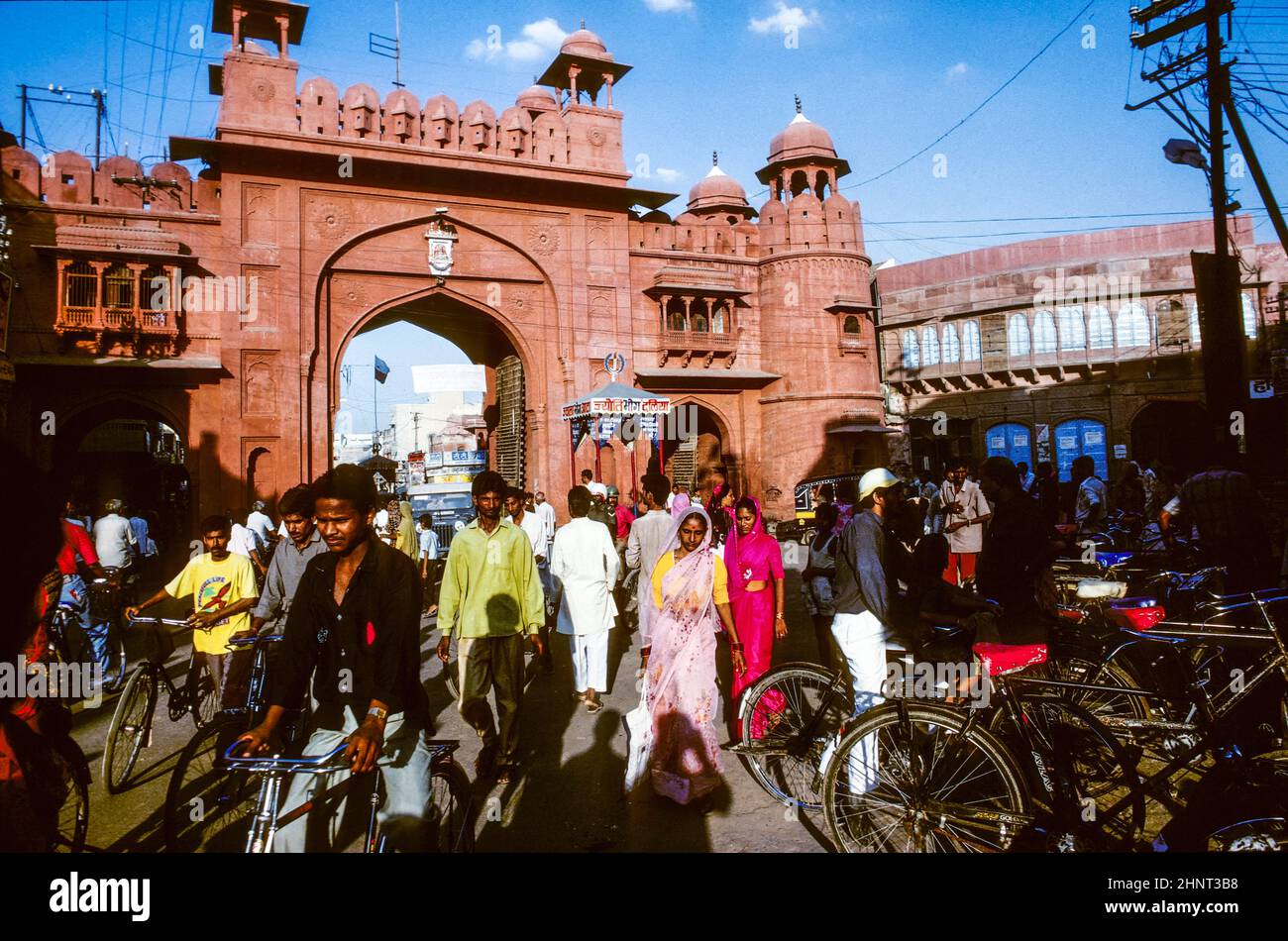La gente passa il cancello al Forte di Junagarh Foto Stock