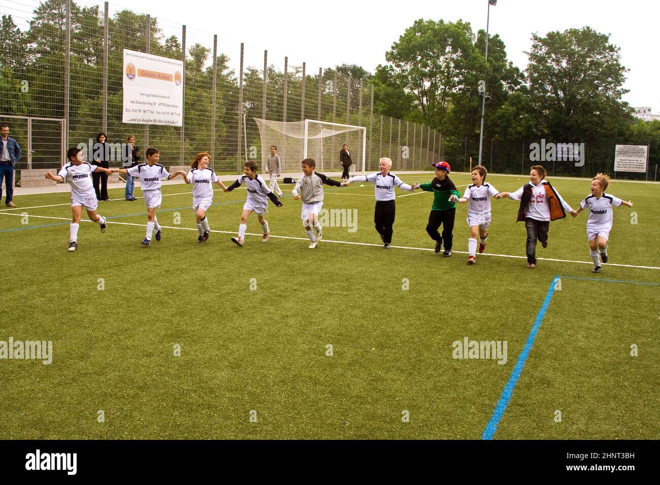 I bambini che giocano a calcio Foto Stock