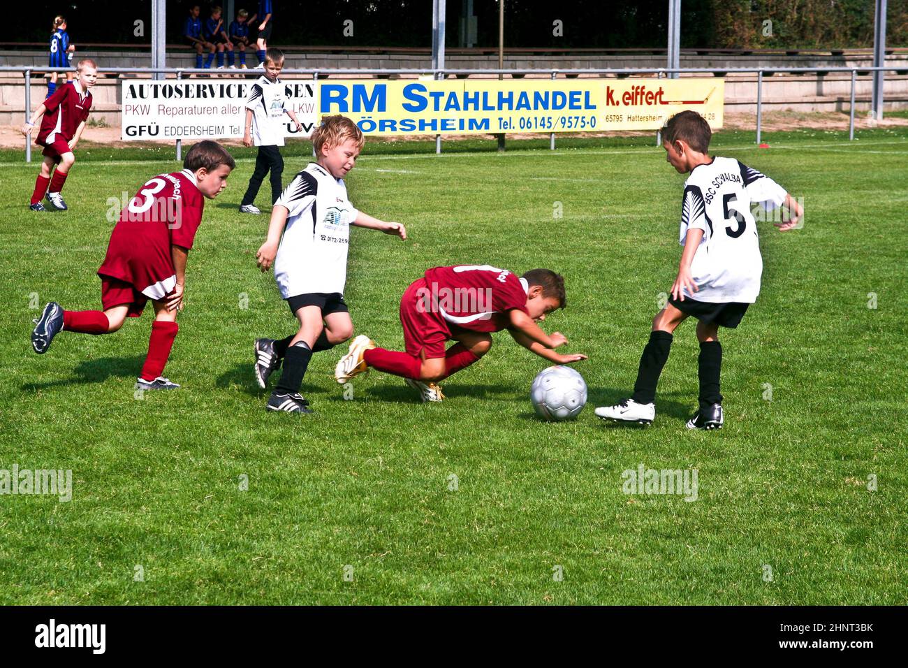 i bambini giocano a calcio in estate in un'arena all'aperto Foto Stock