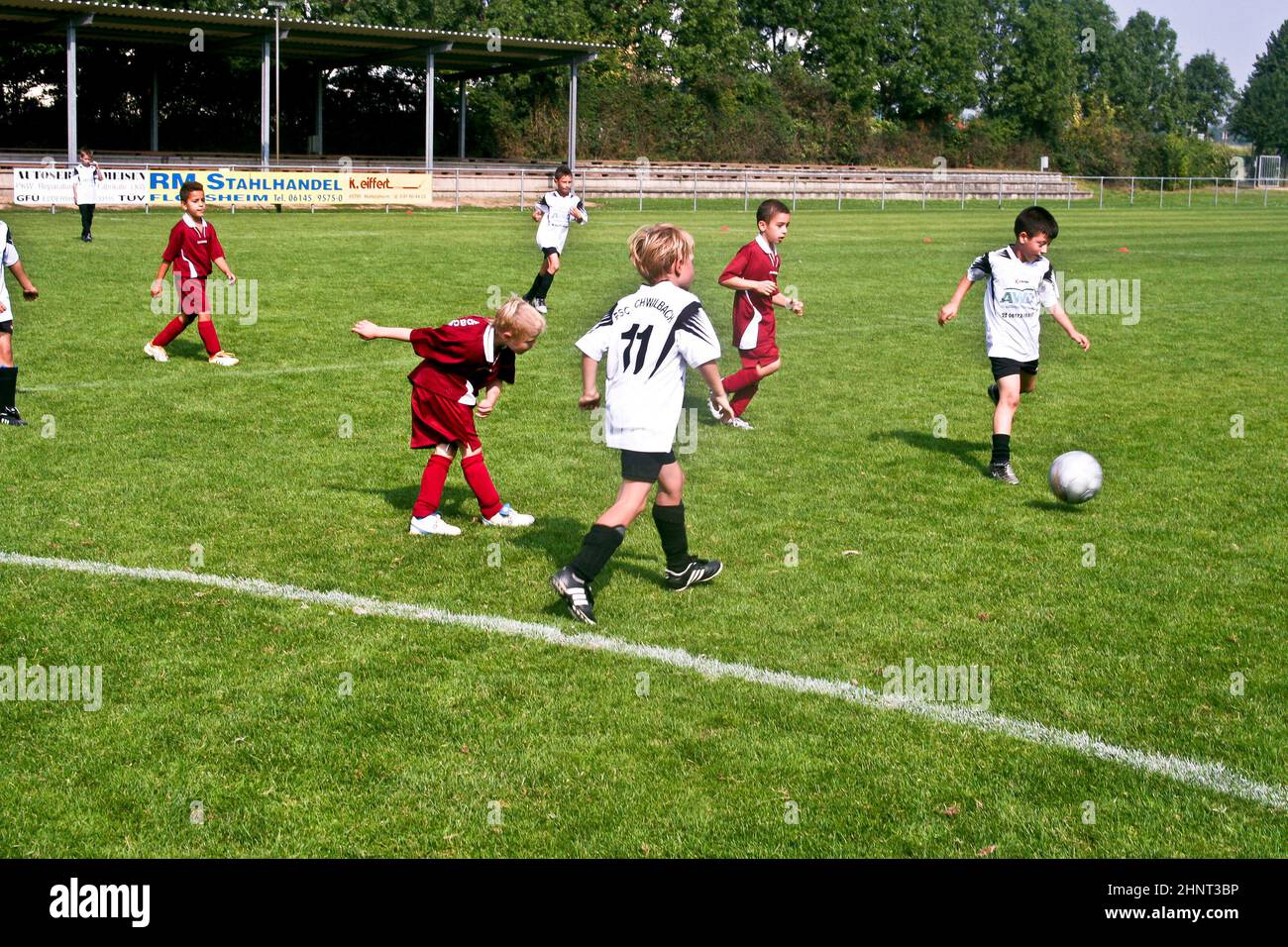i bambini giocano a calcio in estate in un'arena all'aperto Foto Stock