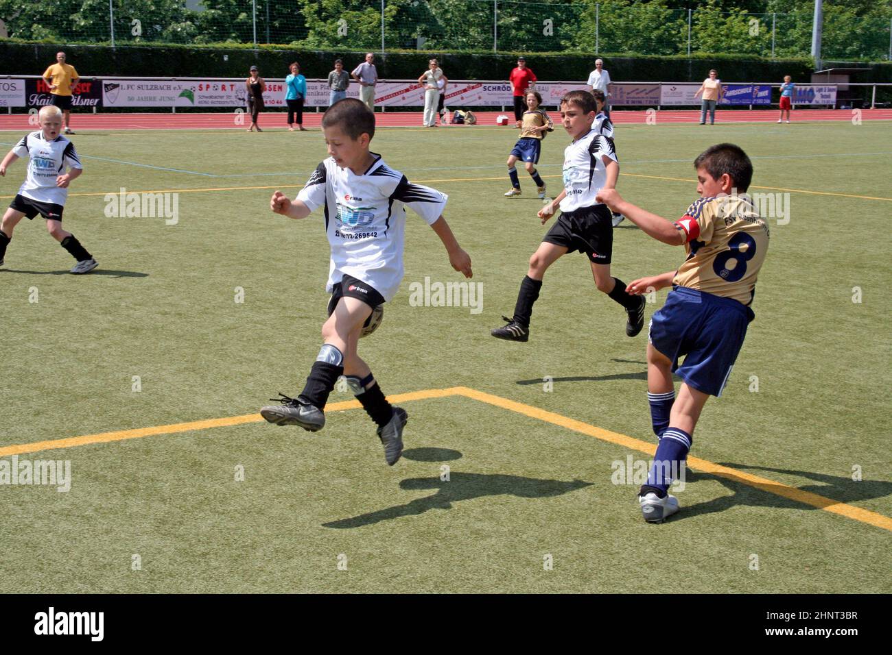 i bambini giocano a calcio in estate in un'arena all'aperto Foto Stock