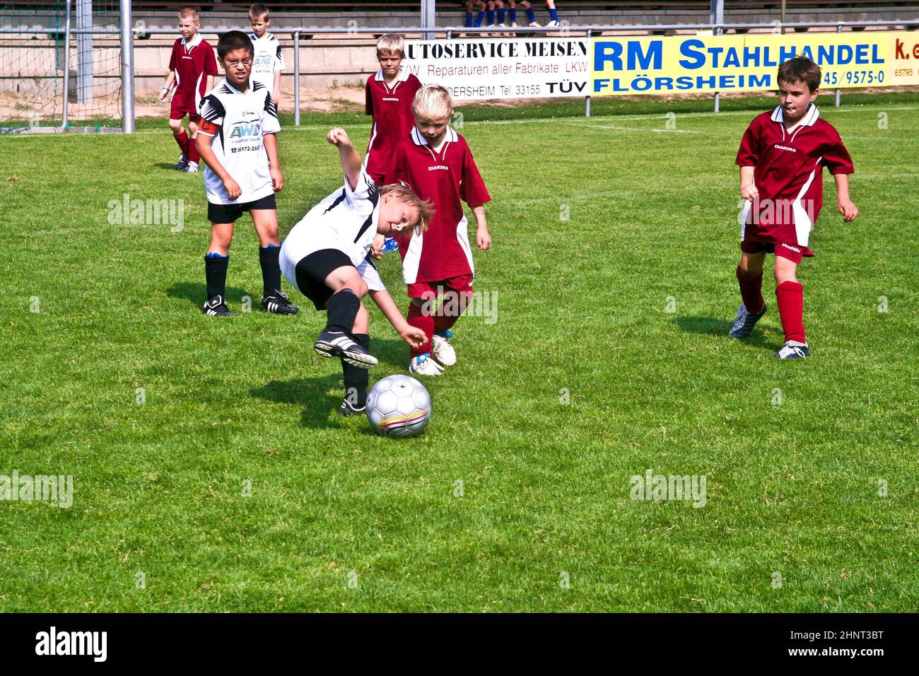 i bambini giocano a calcio in estate in un'arena all'aperto Foto Stock