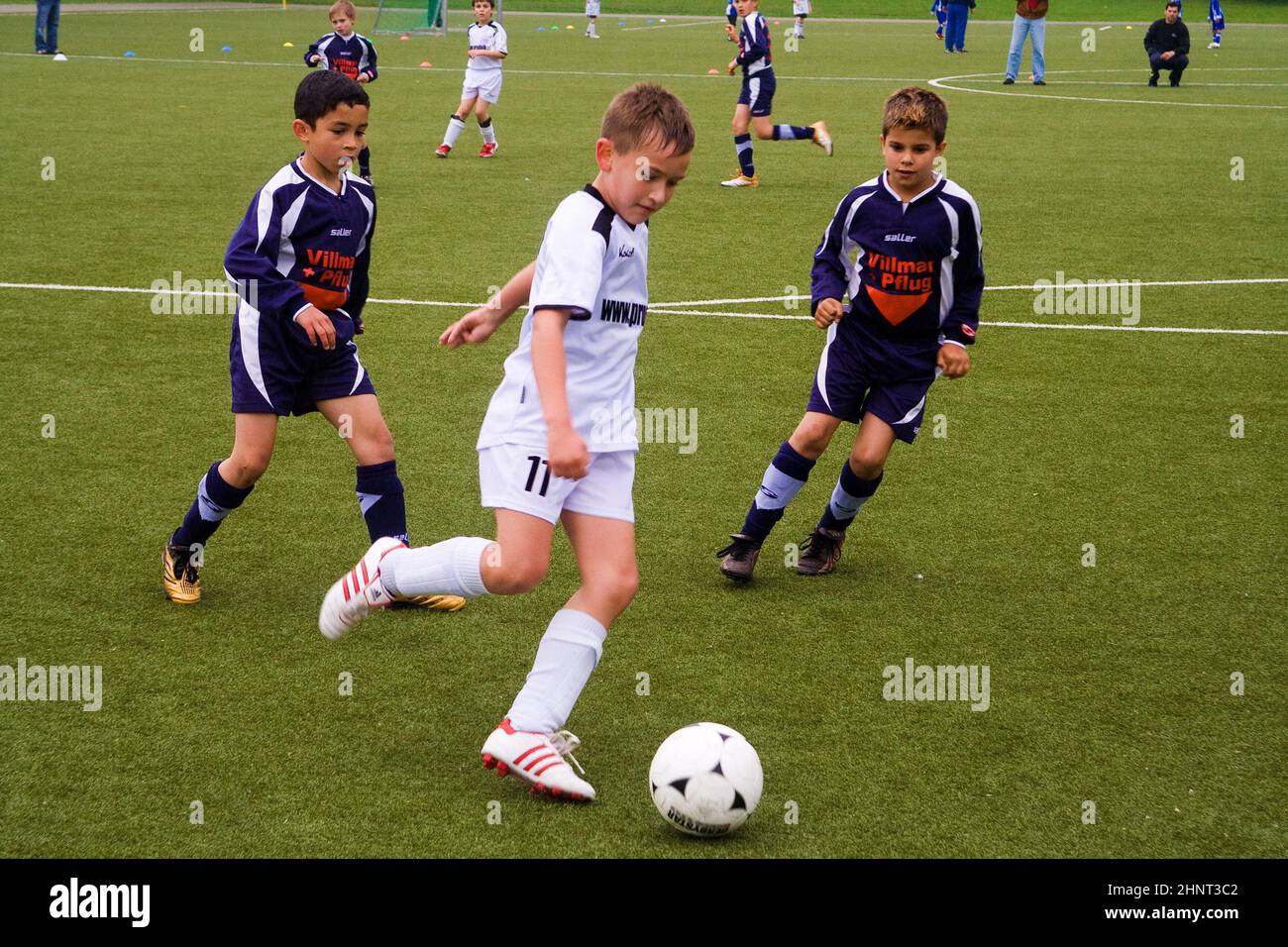 Bambini di BSC Schwalbach che giocano a calcio Foto Stock