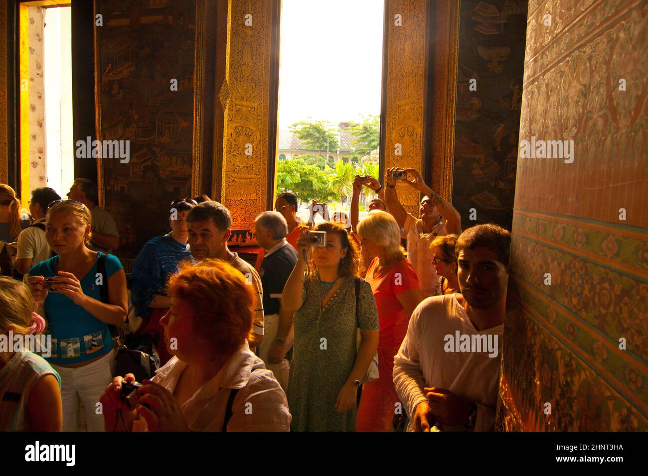 La gente visita buddha sdraiato a Wat Pho Foto Stock