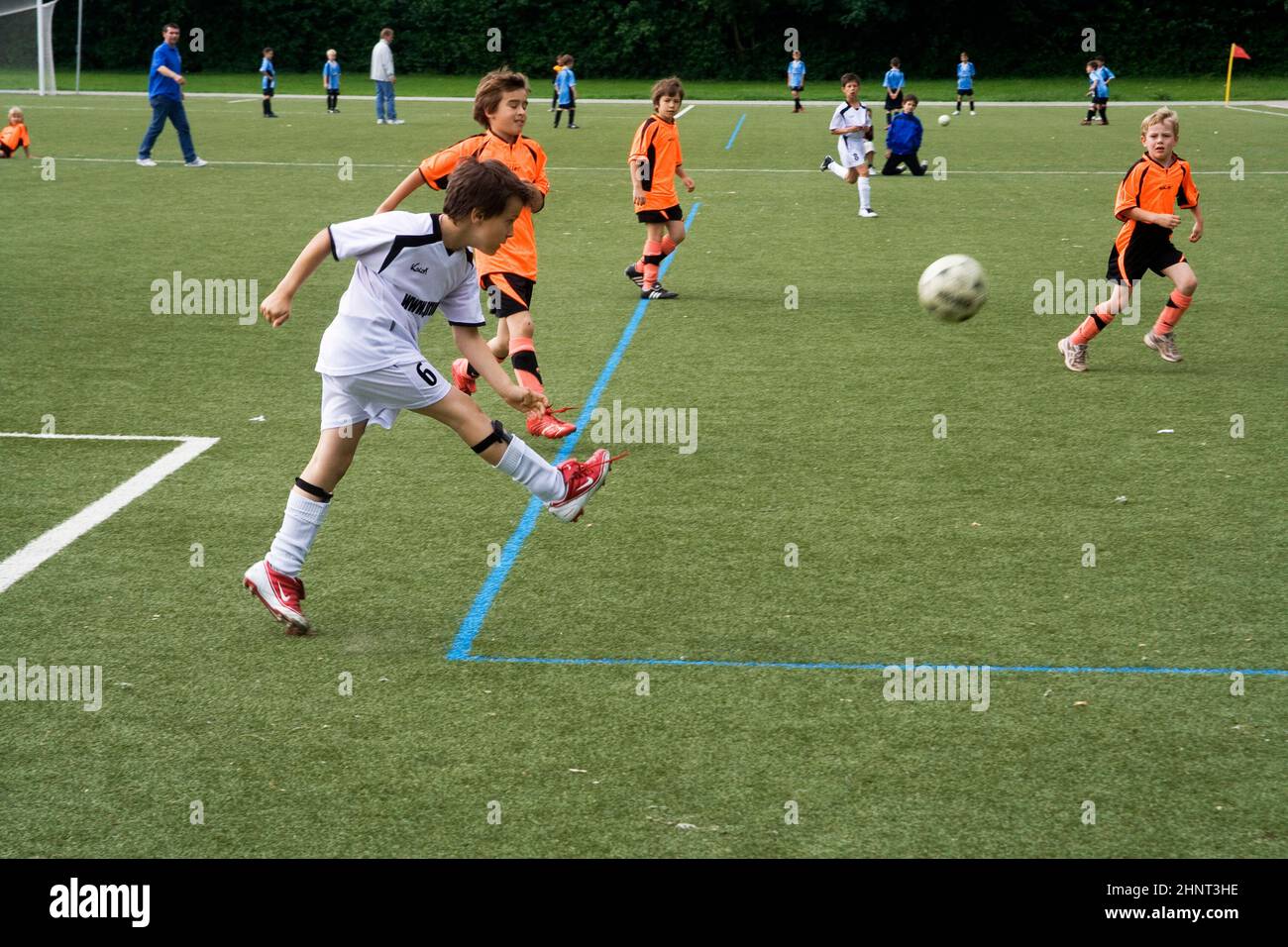 Bambini di BSC Schwalbach che giocano a calcio Foto Stock