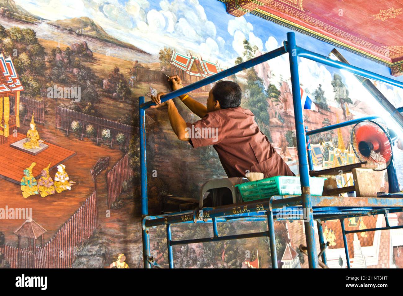 L'operaio ripristina con precisione i famosi dipinti del Grand Palace Foto Stock