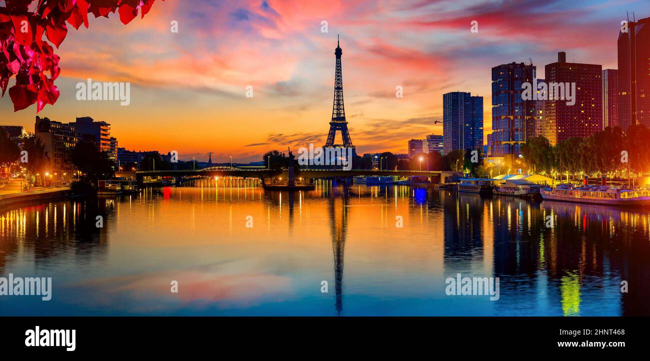 Vista sulla Torre Eiffel e grattacieli sulla Senna a Parigi di notte, Francia Foto Stock