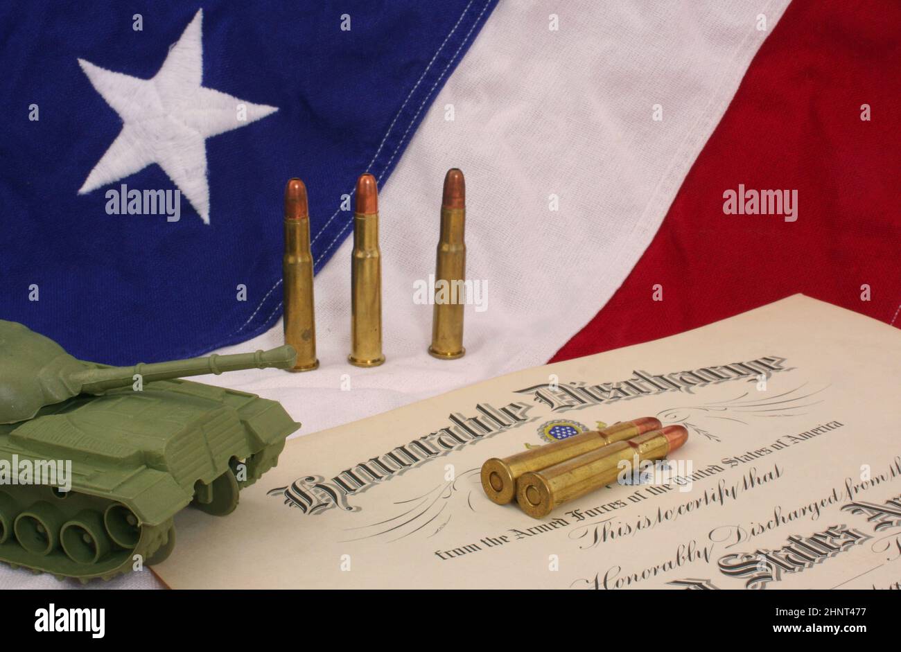 Onorato discarico del certificato militare americano con bandiera di fondo Foto Stock