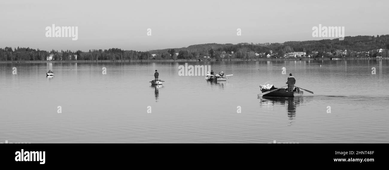 Barche da pesca sul lago Pfaeffikon, Cantone di Zurigo. Foto Stock