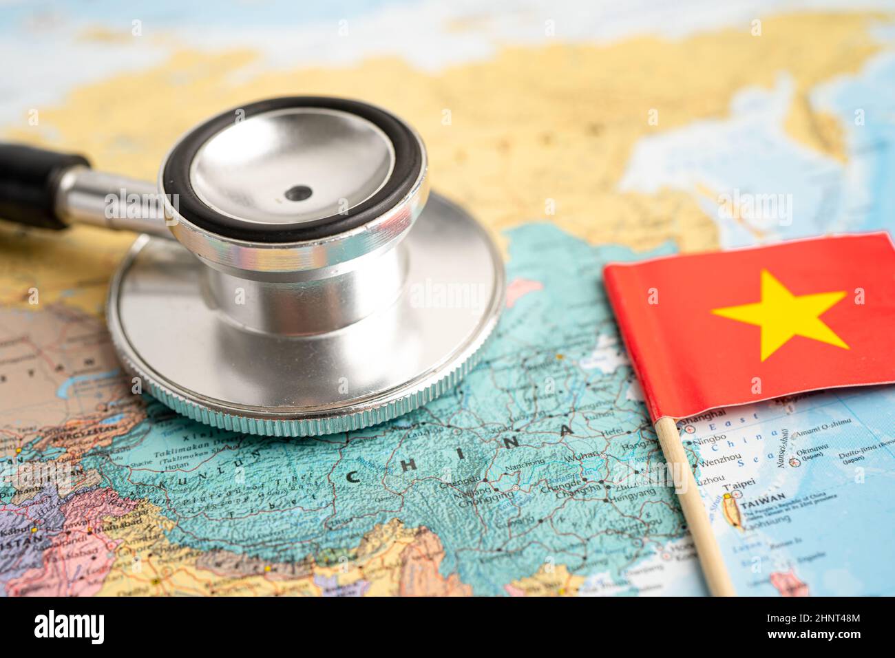 Bangkok, Thailandia - 7 febbraio 2021 bandiera della Cina sullo sfondo della mappa del mondo. Foto Stock