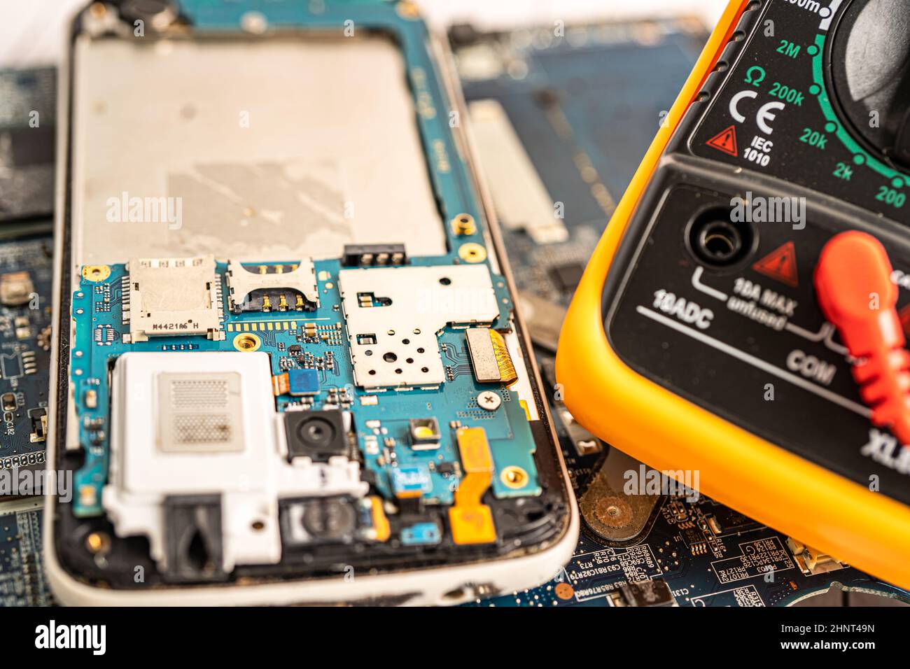 Multimetro elettronico digitale per misurare la tensione elettrica. Foto Stock