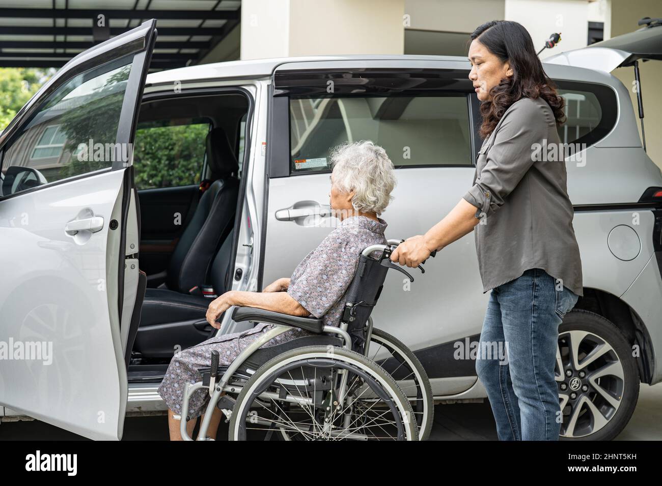 Aiuto e supporto asiatico anziano o anziano donna anziana paziente preparare arrivare alla sua auto. Foto Stock