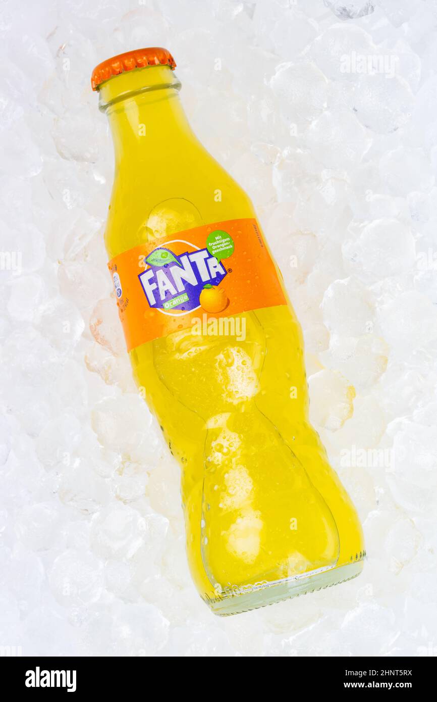 Fanta limonata arancione bevanda analcolica in bottiglia su cubetti di ghiaccio in formato ritratto Foto Stock