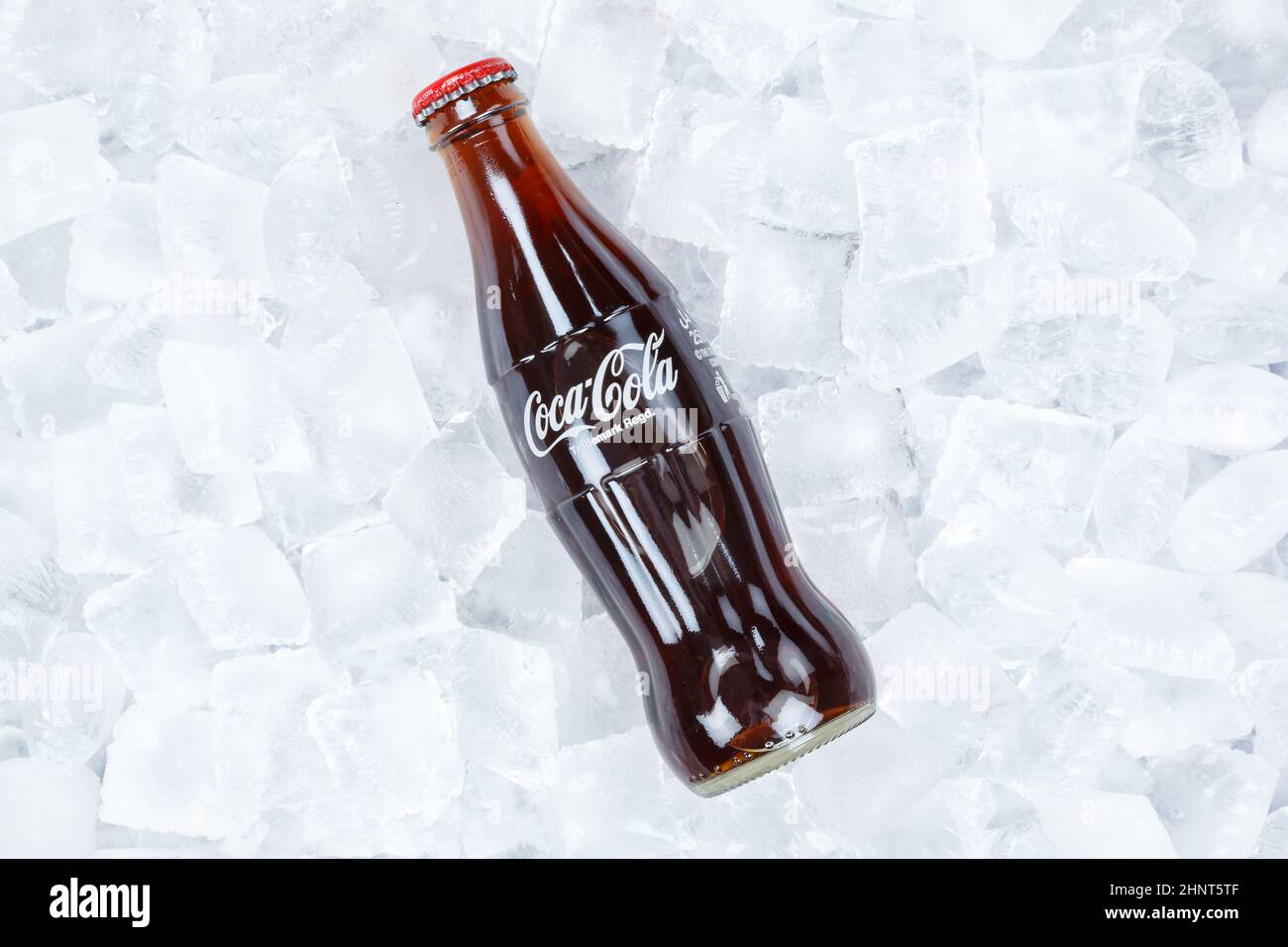 Coca Cola Coca-Cola bottiglia limonata bevanda analcolica su cubetti di ghiaccio Foto Stock