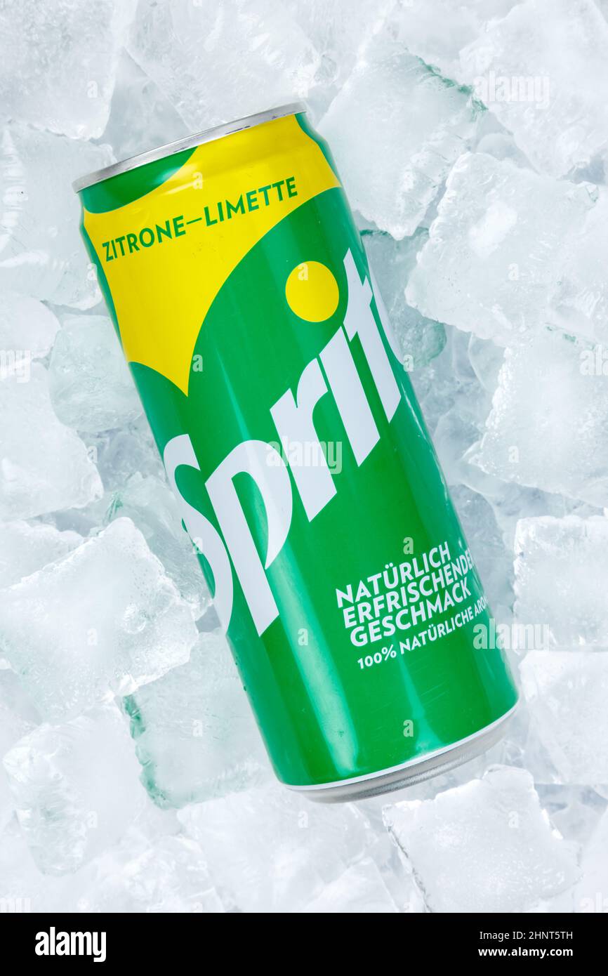 Sprite limonata bevanda analcolica in una lattina su cubetti di ghiaccio in formato ritratto Foto Stock