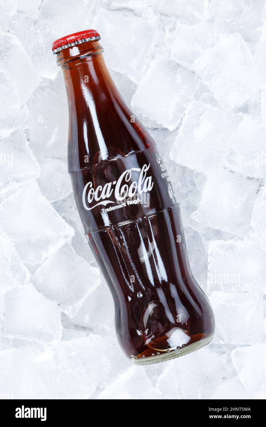 Coca Cola Coca-Cola bottiglia limonata bevanda analcolica su cubetti di ghiaccio formato ritratto Foto Stock