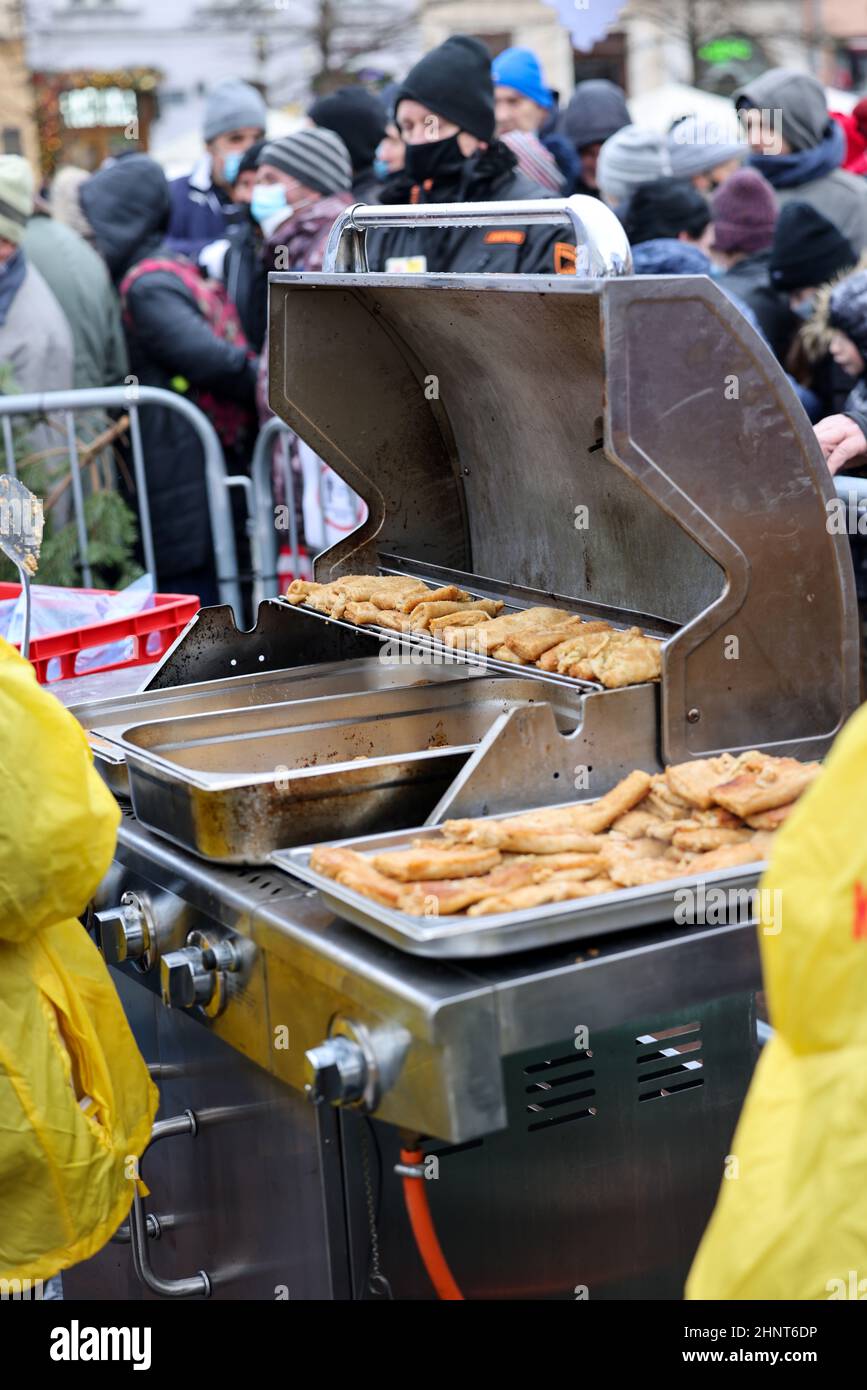 Vigilia di Natale per poveri e senzatetto a Cracovia. Nonostante la pandemia di Covid, il gruppo Kosciuszko prepara la più grande vigilia all'aria aperta a Cracovia Foto Stock