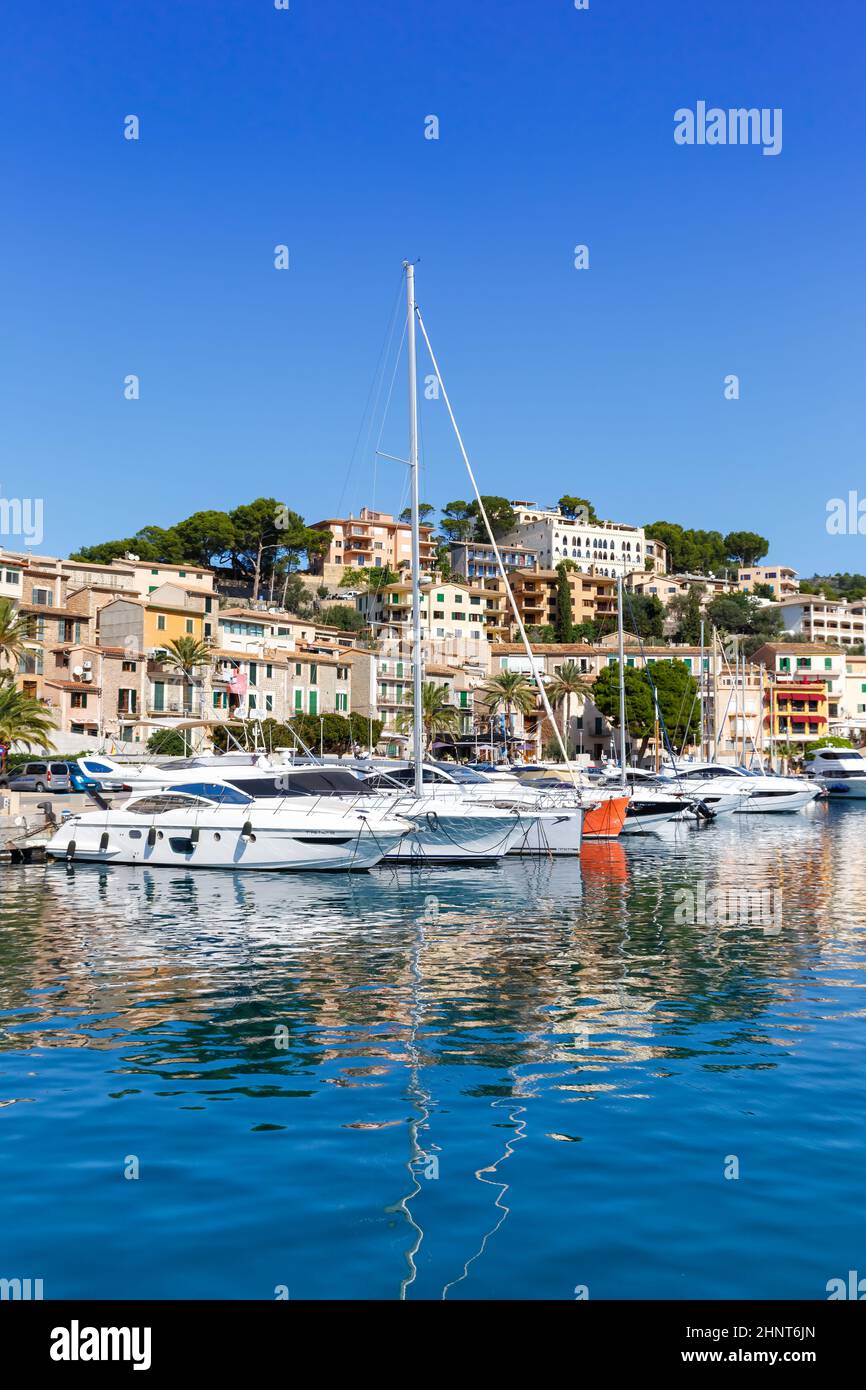 Port de Soller città sul porto turistico di Maiorca con barche viaggio vacanze vacanza ritratto formato in Spagna Foto Stock