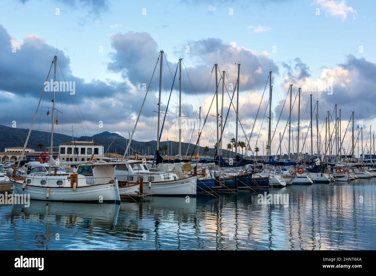 Port de Pollenca marina con barche a vela barche a vela a vela a Maiorca viaggio vacanze in Spagna Foto Stock