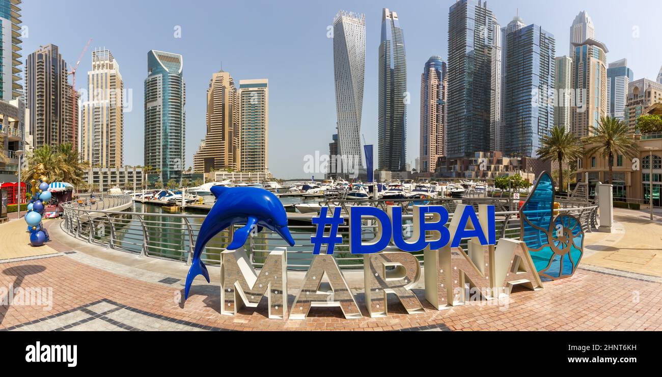 Il logo di Dubai Marina e l'architettura dello skyline del porto ricchezza viaggi di lusso nel panorama degli Emirati Arabi Uniti Foto Stock