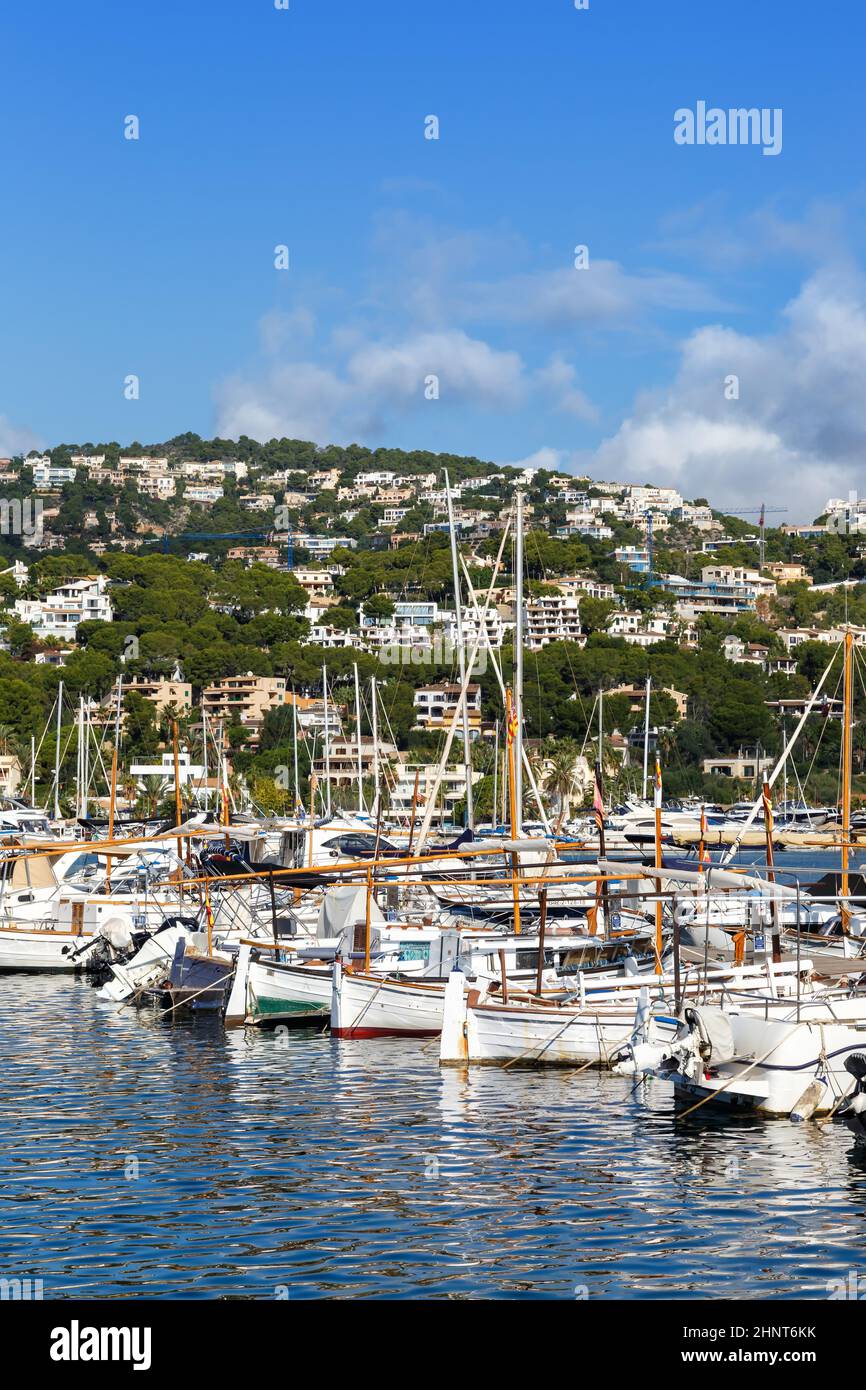 Porto turistico di Port d’Andratx con barche a Maiorca viaggio vacanze vacanza ritratto formato in Spagna Foto Stock