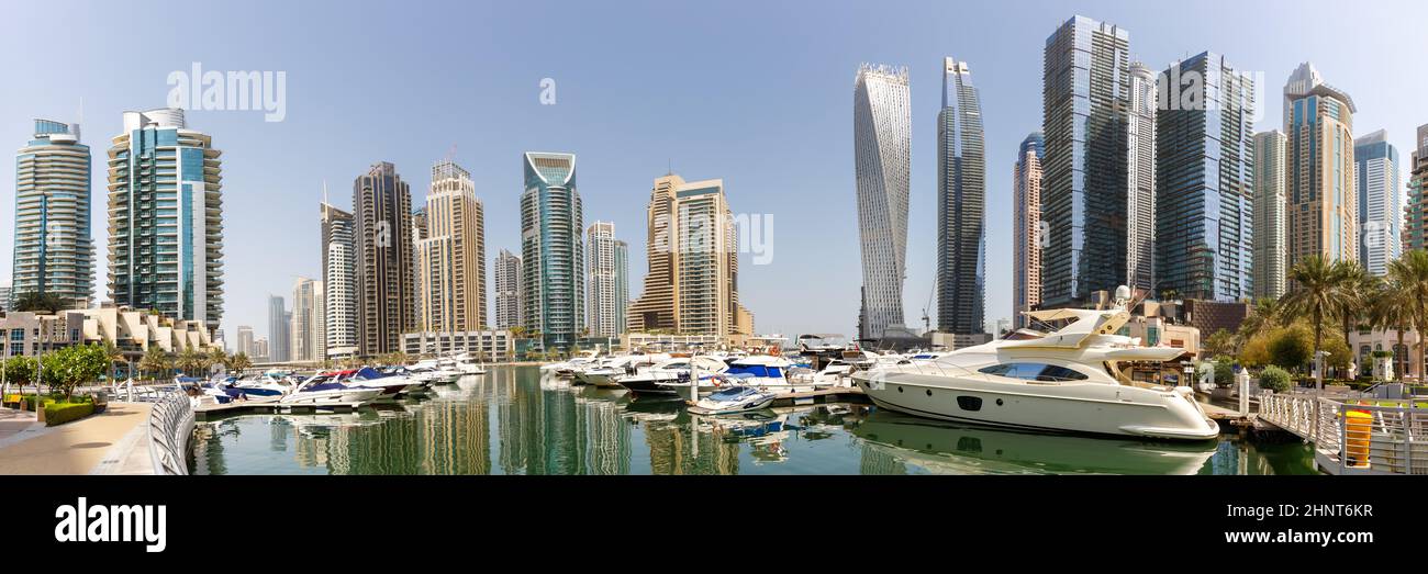 Dubai Marina e il porto skyline architettura ricchezza viaggi di lusso negli Emirati Arabi Uniti con barche yacht panorama Foto Stock