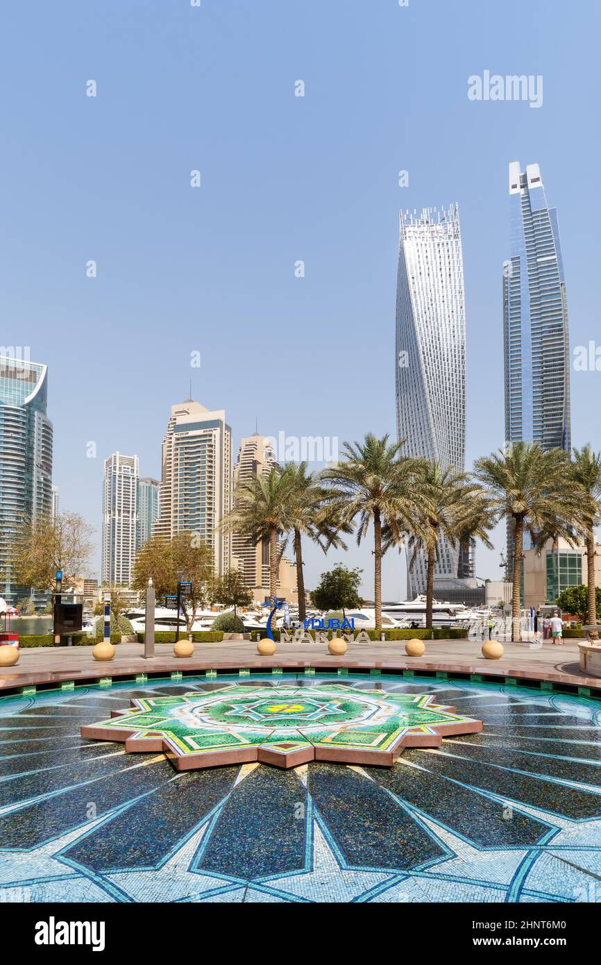 Dubai Marina e il porto skyline architettura ricchezza viaggi di lusso in formato ritratto Emirati Arabi Uniti Foto Stock