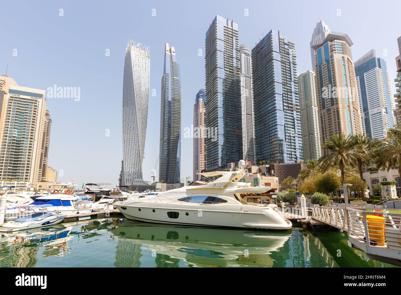 Dubai Marina e il porto skyline architettura ricchezza viaggi di lusso negli Emirati Arabi Uniti con barche yacht Foto Stock
