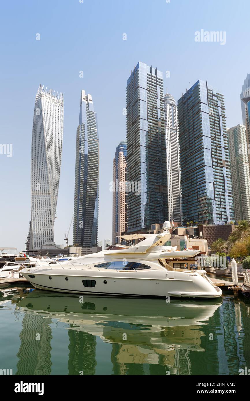 Dubai Marina e il porto skyline architettura ricchezza viaggi di lusso negli Emirati Arabi Uniti con barca yacht formato ritratto Foto Stock
