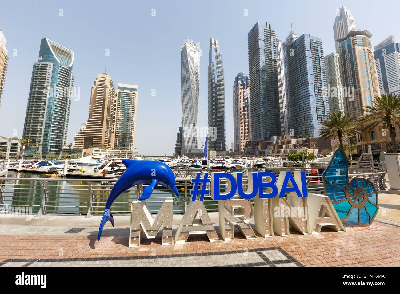 Il logo Dubai Marina e l'architettura del porto ricchezza viaggi di lusso negli Emirati Arabi Uniti Foto Stock