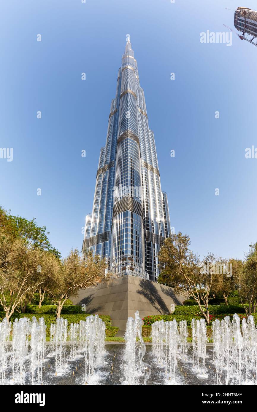 Dubai Burj Khalifa Kalifa grattacielo edificio skyline architettura con fontana ritratto formato negli Emirati Arabi Uniti Foto Stock