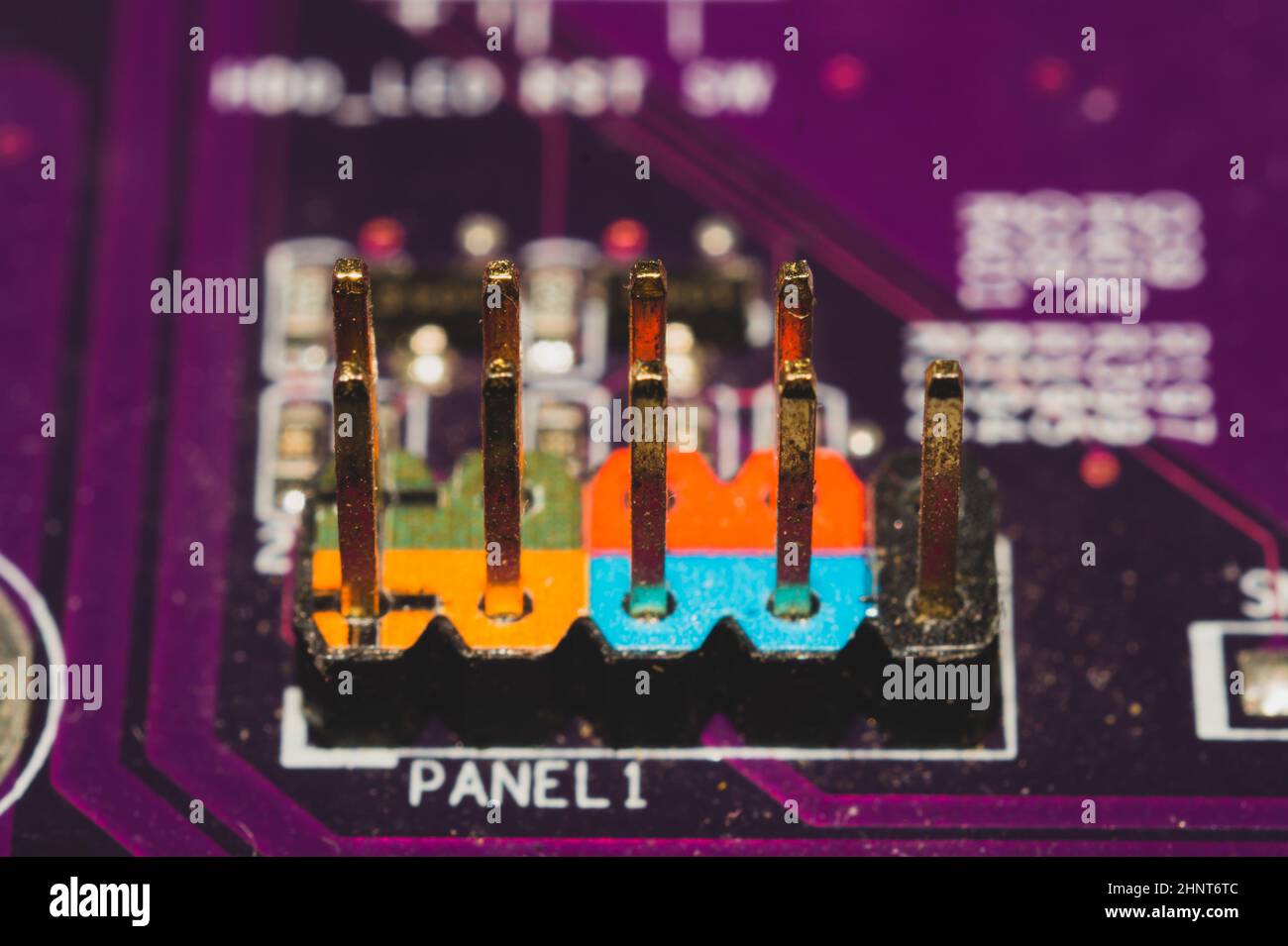 I pin sulla scheda madre si chiudono. I connettori sulla scheda di circuito del computer. I pin di controllo dell'alimentazione. Il circuito dei pulsanti di alimentazione e ripristino Foto Stock