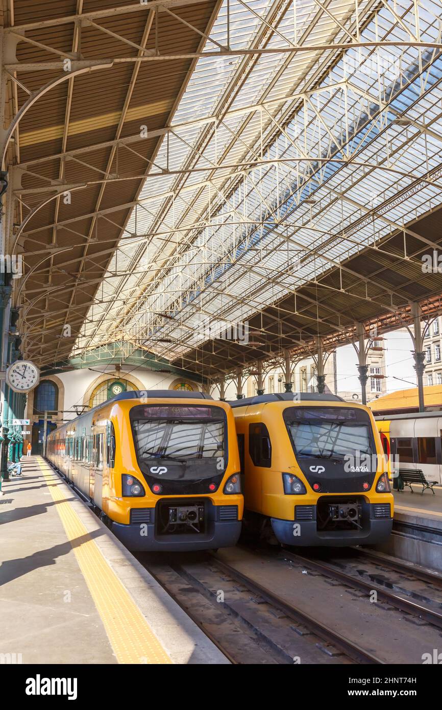 Treni alla stazione ferroviaria di Porto Sao Bento in Portogallo trasporto pubblico formato ritratto Foto Stock