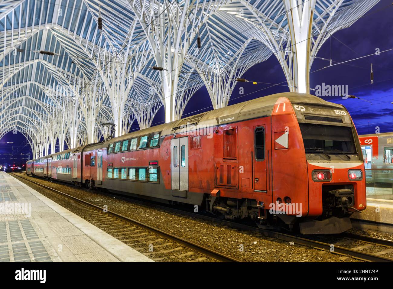 Treno alla stazione ferroviaria Lisbona Lisboa Oriente in Portogallo architettura moderna di notte Foto Stock