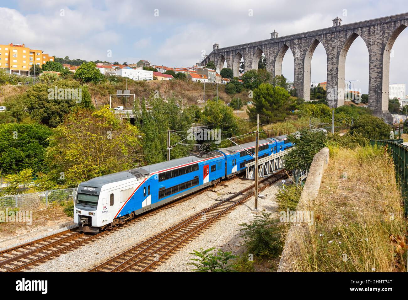 Treno ferroviario di Fertagus all'acquedotto Aqueduto das Aguas Livres a Lisbona Lisboa Portogallo Foto Stock