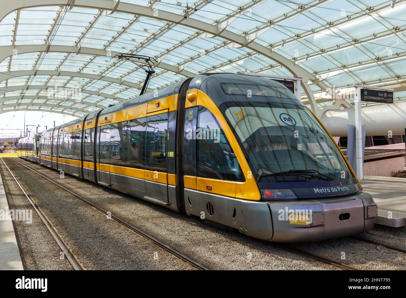 Moderno treno leggero Metro do Porto tram trasporti pubblici traffico di transito alla stazione dell'aeroporto in Portogallo Foto Stock