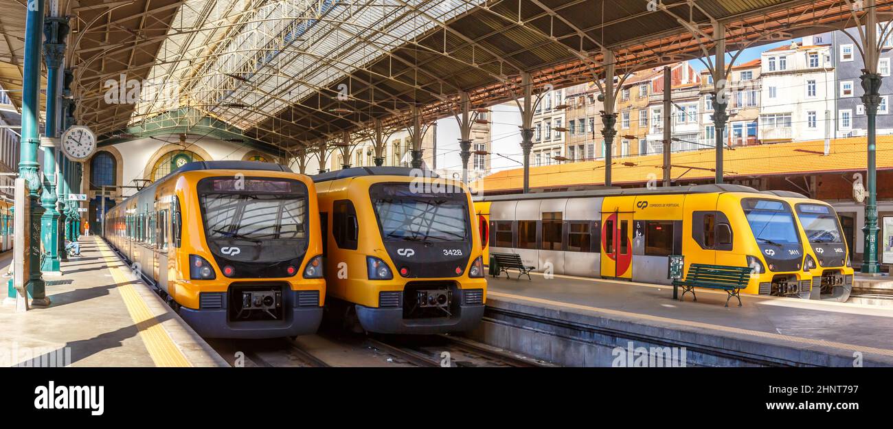 Treni alla stazione ferroviaria di Porto Sao Bento in Portogallo trasporto pubblico transito panorama Foto Stock