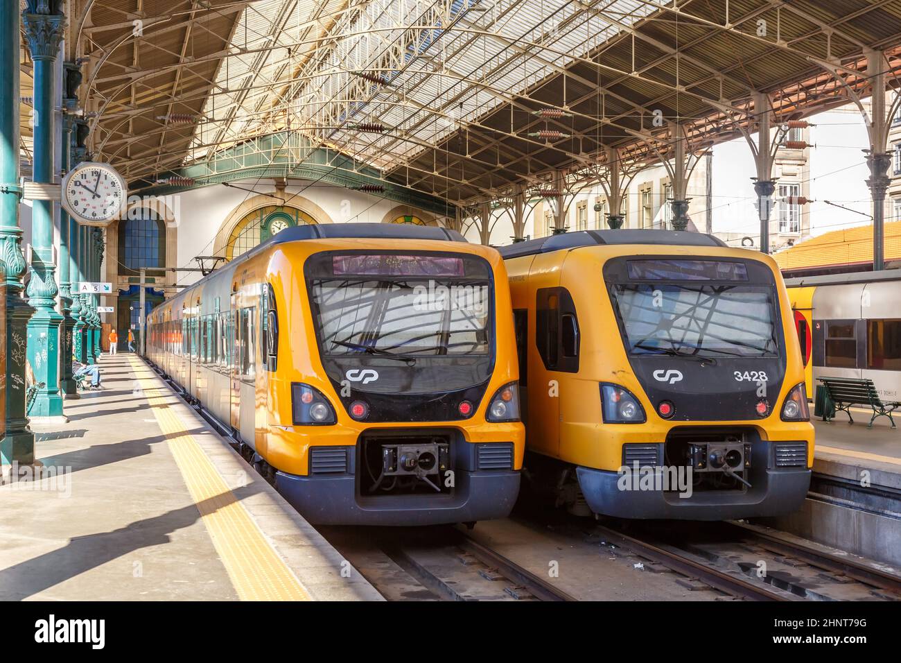 Treni alla stazione ferroviaria di Porto Sao Bento in Portogallo trasporto pubblico Foto Stock