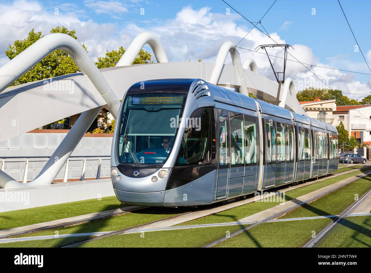 Moderno tram ferroviario leggero modello Alstom Citadis trasporti pubblici traffico di transito a Tolosa, Francia Foto Stock