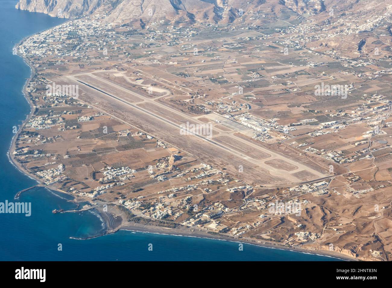 Panoramica Aeroporto di Santorini (JTR) in Grecia foto aerea Foto Stock