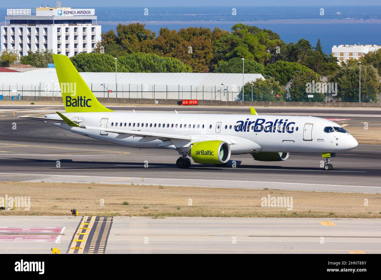 Air Baltic Airbus A220-300 aereo Aeroporto di Lisbona in Portogallo Foto Stock