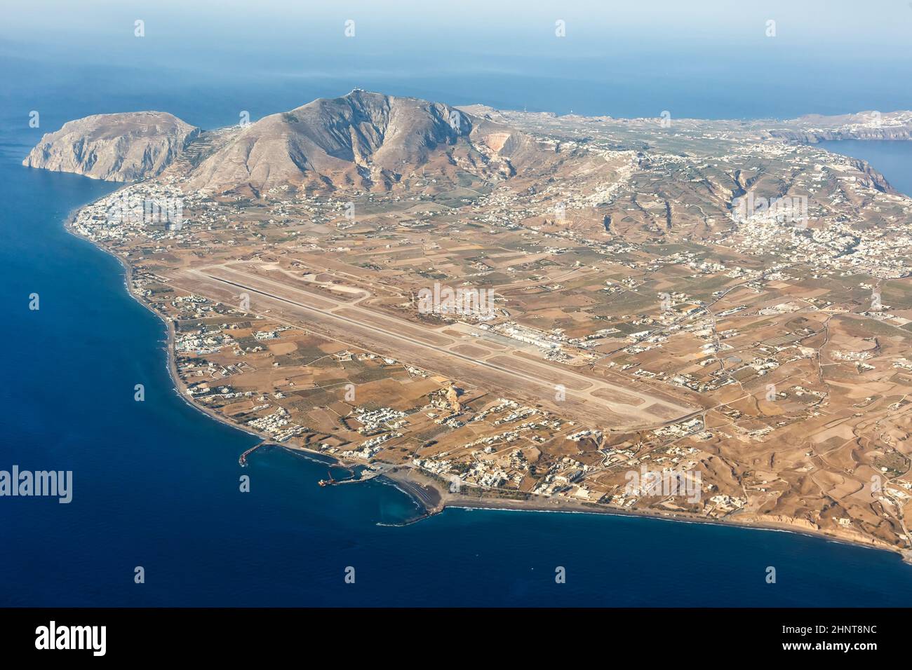 Panoramica Aeroporto di Santorini (JTR) in Grecia foto aerea Foto Stock