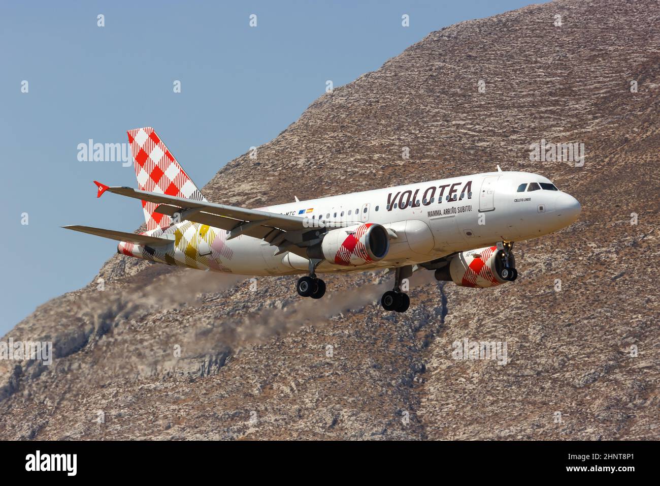Volotea Airbus A319 aereo Aeroporto di Santorini in Grecia Foto Stock