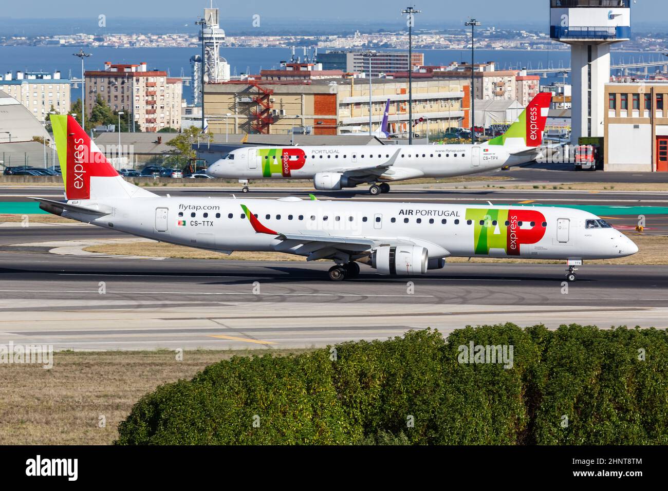 TOCCARE Portugal Express Embraer 195 aereo aeroporto di Lisbona in Portogallo Foto Stock